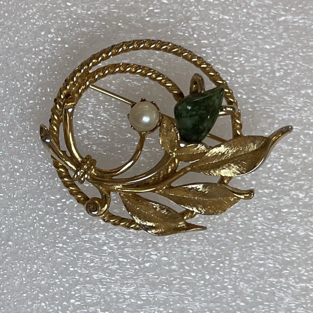 Sarah Coventry Vintage Pearl Jade Gold Tone Floral Leaves Wreath Brooch Pin